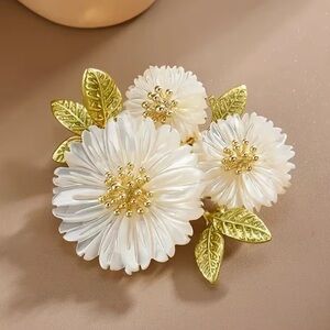 Daisy Floral Fashion Brooch Pin Modern New NWT